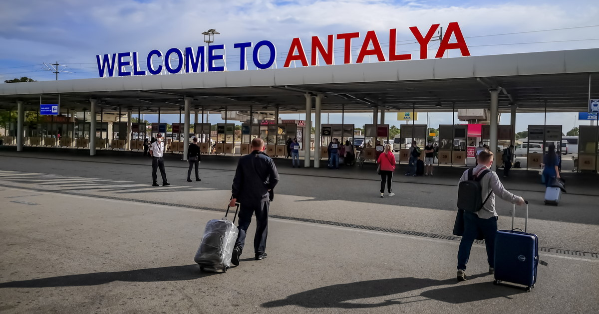 maes awyr Antalya